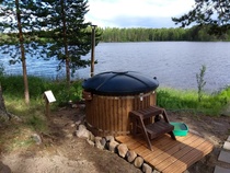 Palju on löytätynyt paikkansa saunanrakenuksen ja ranna välistä laiturille menevän polun varresta.